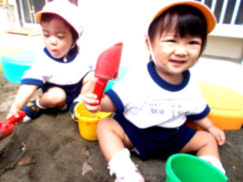 楽しい砂遊び☆＜1歳児すみれ組＞