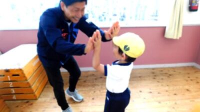 ちからをためてエイエイオー！！　たんぽぽ組